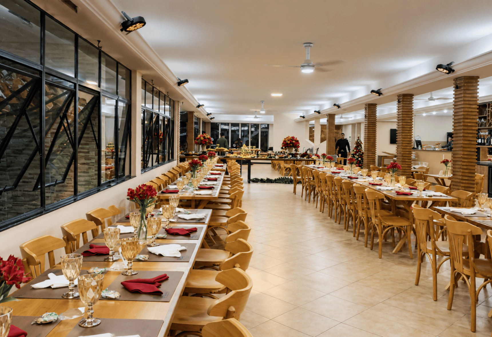 Restaurante Aroeira - Um ambiente acolhedor para reunir pessoas ao redor da mesa.